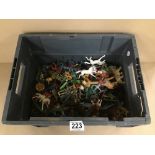 A COLLECTION OF VARIOUS VINTAGE PLASTIC FIGURES AND ANIMALS SOME BY BRITAINS