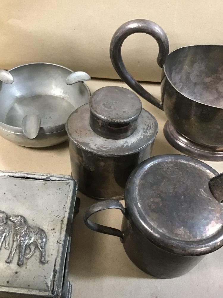 AN ASSORTMENT OF SILVER PLATED ITEMS, INCLUDING TEA CANNISTER, LARGE SAUCE BOAT BY WALKER AND HALL - Image 4 of 8