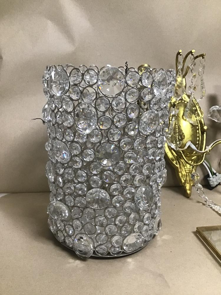 MIXED ITEMS INCLUDING A CRYSTAL AND BRASS WALL LIGHT - Image 2 of 5