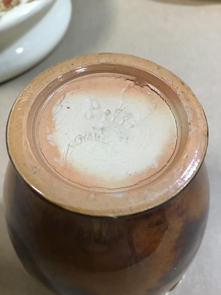 A GROUP OF CERAMICS, INCLUDING TWO SMALL ROYAL DOULTON VASES, A BESWICK LEAF DISH ON RAISED BASE AND - Image 6 of 7