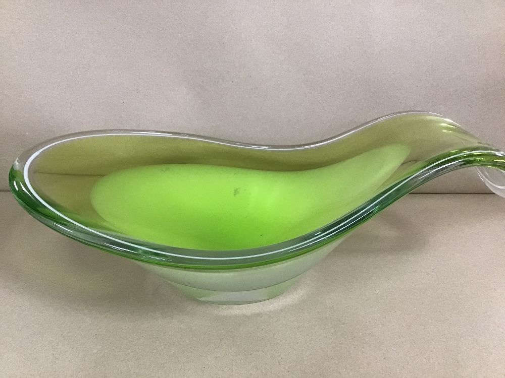 A LARGE FLYGSFORS ELONGATED ART GLASS GREEN BOWL - Image 2 of 4
