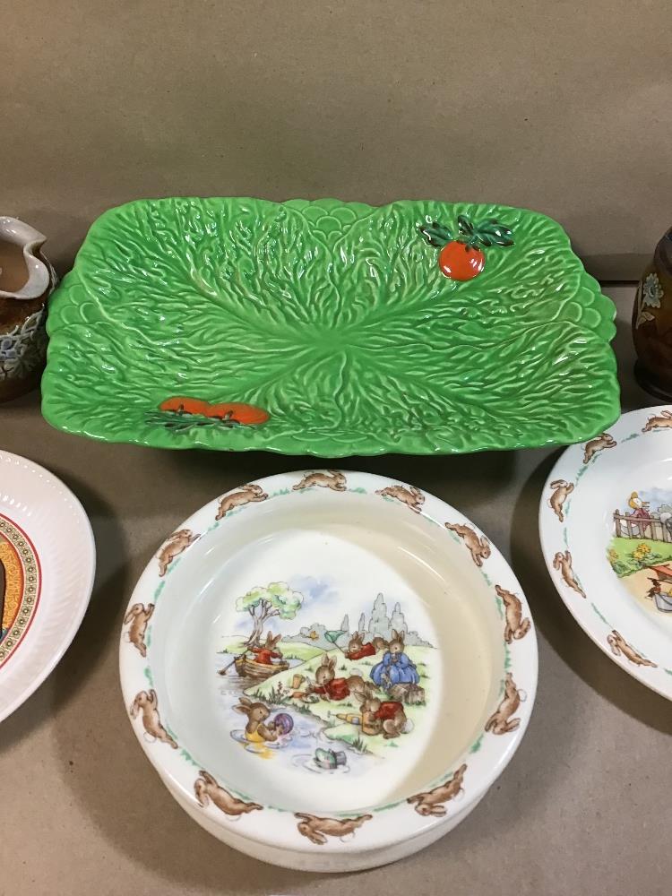 A GROUP OF CERAMICS, INCLUDING TWO SMALL ROYAL DOULTON VASES, A BESWICK LEAF DISH ON RAISED BASE AND - Image 4 of 7