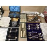 A COLLECTION OF VINTAGE FLATWARE / CUTLERY MAINLY BOXED