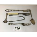 A PAIR OF GEORGE V HALLMARKED SILVER SUGAR TONGS CHESTER 1912 BY A.WM 22 GRAMS TOGETHER WITH