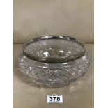 A EDWARDIAN CRYSTAL GLASS BOWL WITH A HALLMARKED SILVER RIM MAPPIN & WEBB 1933 DIAMETER 23 CM