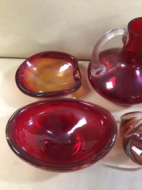 A GROUP OF RED ART GLASS, INCLUDING A CRANBERRY GLASS POURING JUG, DISHES AND MORE - Image 3 of 3