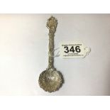 AN ORNATE 925 CAST SILVER SPOON WITH SHELL SHAPED BOWL, 13CM LONG, 24G