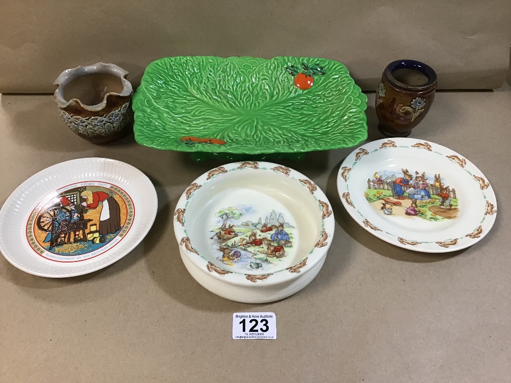 A GROUP OF CERAMICS, INCLUDING TWO SMALL ROYAL DOULTON VASES, A BESWICK LEAF DISH ON RAISED BASE AND