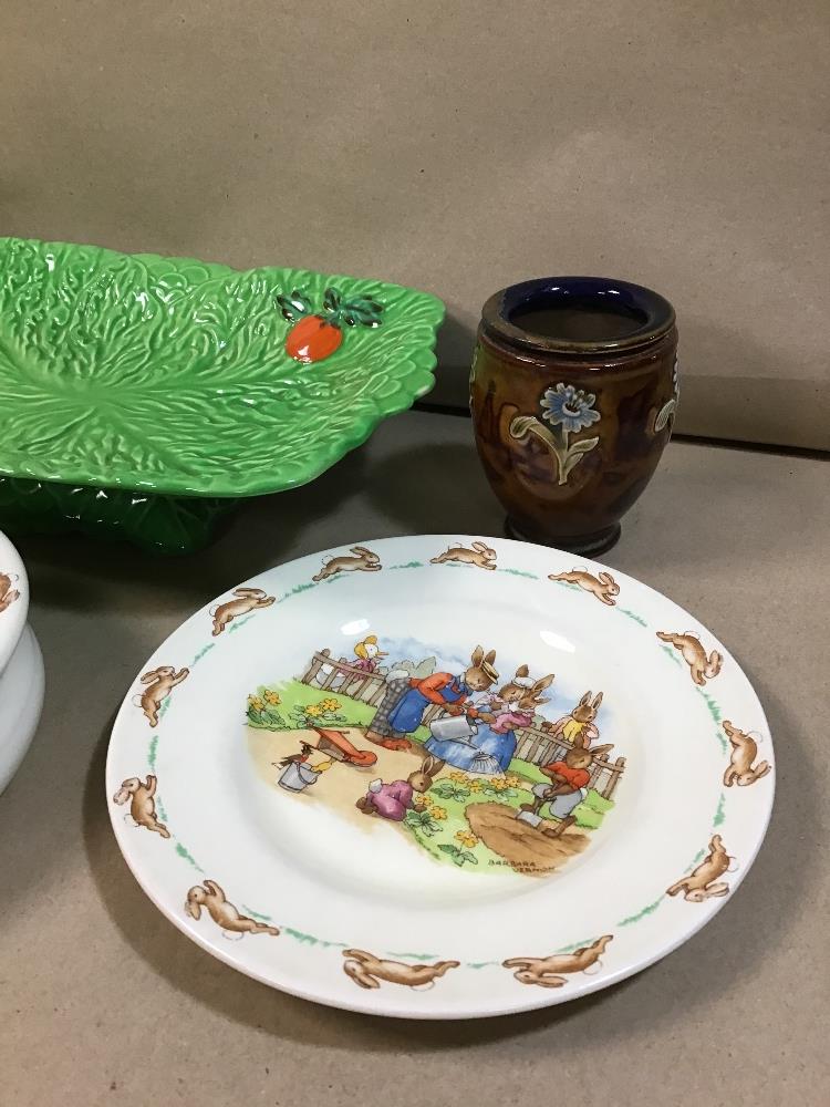 A GROUP OF CERAMICS, INCLUDING TWO SMALL ROYAL DOULTON VASES, A BESWICK LEAF DISH ON RAISED BASE AND - Image 2 of 7