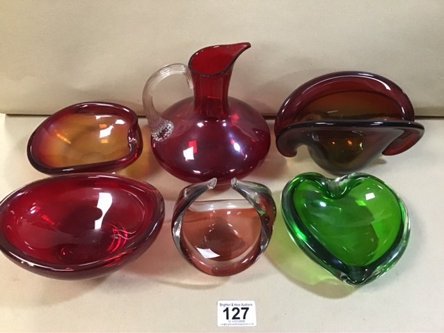 A GROUP OF RED ART GLASS, INCLUDING A CRANBERRY GLASS POURING JUG, DISHES AND MORE