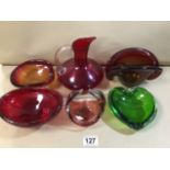 A GROUP OF RED ART GLASS, INCLUDING A CRANBERRY GLASS POURING JUG, DISHES AND MORE