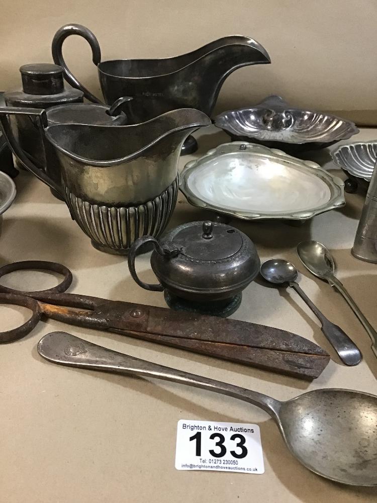 AN ASSORTMENT OF SILVER PLATED ITEMS, INCLUDING TEA CANNISTER, LARGE SAUCE BOAT BY WALKER AND HALL - Image 5 of 8