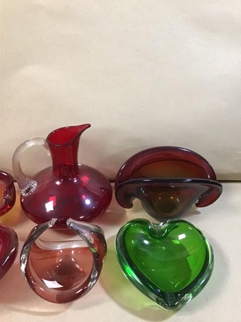 A GROUP OF RED ART GLASS, INCLUDING A CRANBERRY GLASS POURING JUG, DISHES AND MORE - Image 2 of 3