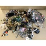 A QUANTITY OF ASSORTED COSTUME JEWELLERY, INCLUDING NECKLACES, EARRINGS AND MORE