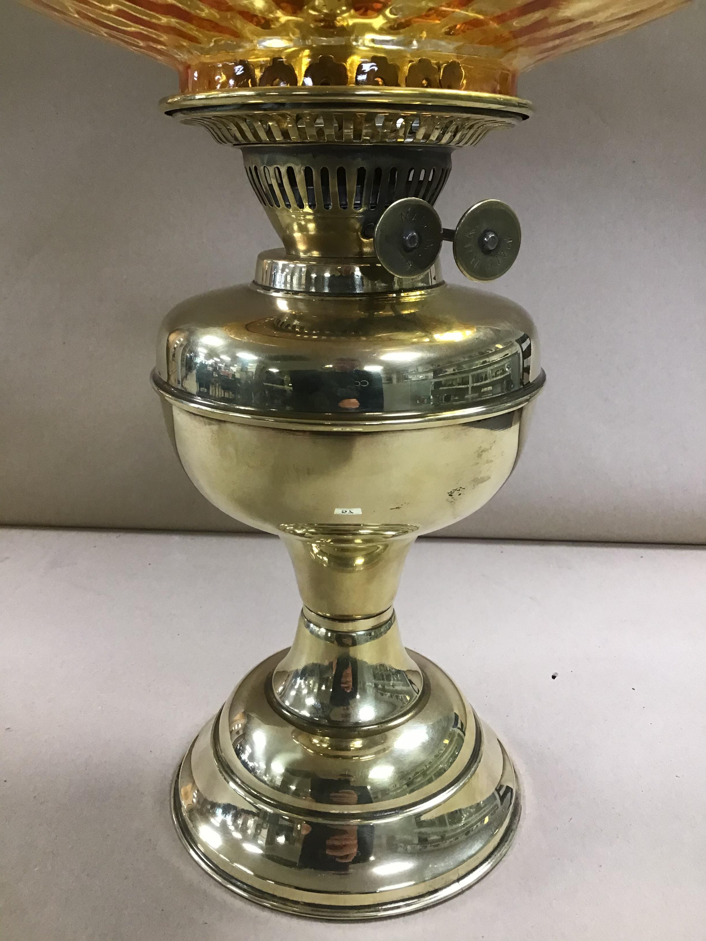 AN EARLY 20TH CENTURY BRASS OIL LAMP WITH ORIGINAL COLOURED GLASS SHADE AND CLEAR FUNNEL, MADE IN - Image 2 of 4