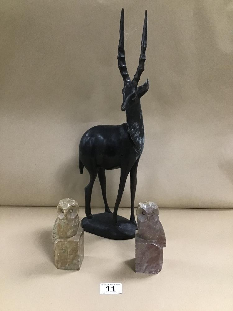 A PAIR OF CARVED HARDSTONE OWL BOOKENDS, 13.5CM HI