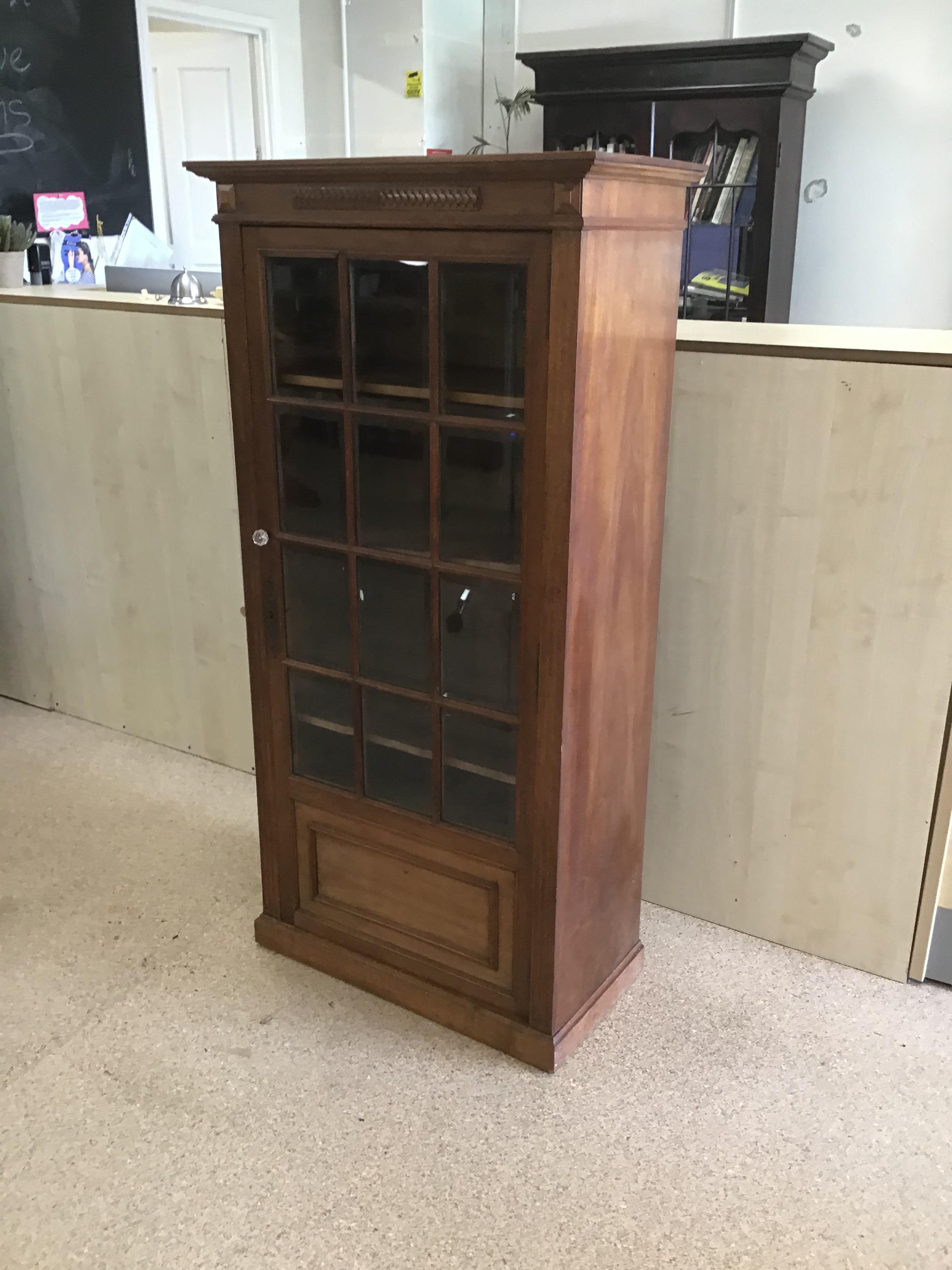 AN EDWARDIAN DISPLAY CABINET WITH BEVELLED GLASS AND LOCKABLE KEY - Image 2 of 9