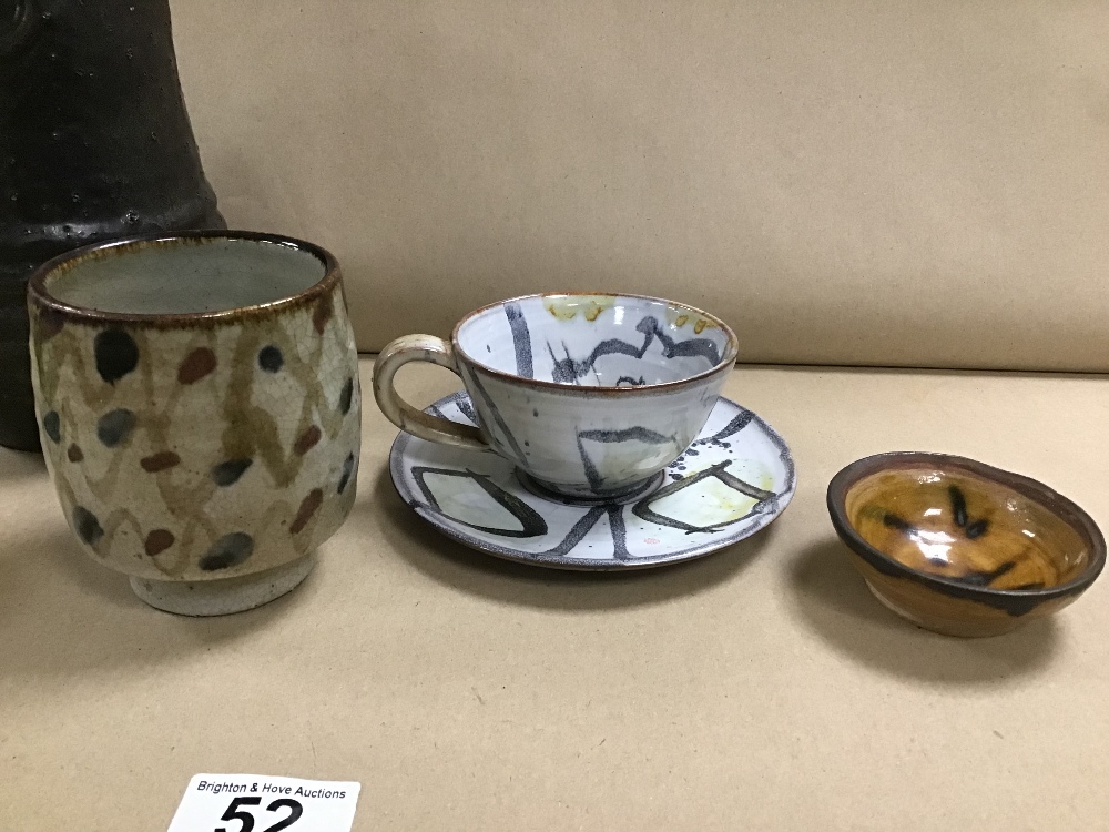 FIVE MIXED POTTERY ITEMS, INCLUDING TEA CUP AND SAUCER, VASE, LIDDED SUGAR POT ETC - Image 2 of 5