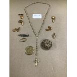 A MIXED LOT OF SMALL COLLECTABLES, INCLUDING AN 800 GRADE SILVER GILT NECKLACE WITH CROSS PENDANT