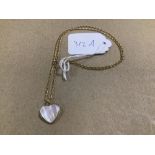 AN 18CT YELLOW GOLD NECKLACE WITH HEART PENDANT, OF WHICH INLAID WITH MOTHER OF PEARL DETAILING,