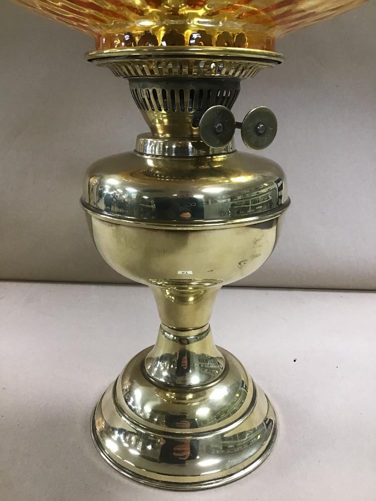 AN EARLY 20TH CENTURY BRASS OIL LAMP WITH ORIGINAL COLOURED GLASS SHADE AND CLEAR FUNNEL, MADE IN - Image 3 of 4