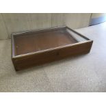 A LARGE TABLETOP WOOD AND GLASS DISPLAY CASE WITH LOCKABLE KEY 100 X 76CM