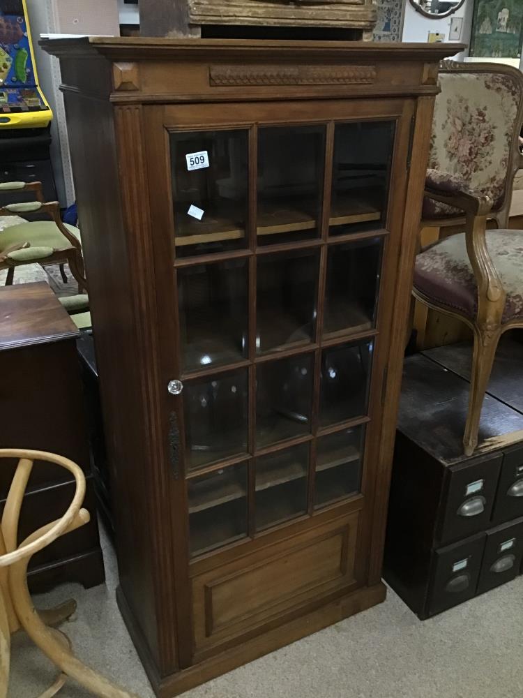 AN EDWARDIAN DISPLAY CABINET WITH BEVELLED GLASS AND LOCKABLE KEY - Image 7 of 9