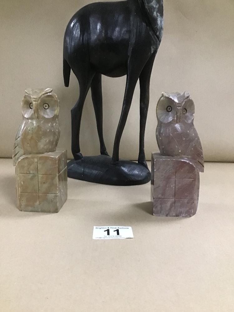 A PAIR OF CARVED HARDSTONE OWL BOOKENDS, 13.5CM HI - Image 2 of 2