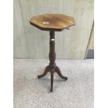 A GEORGIAN DRINKS TABLE WITH WITH PULL OUT LEAF