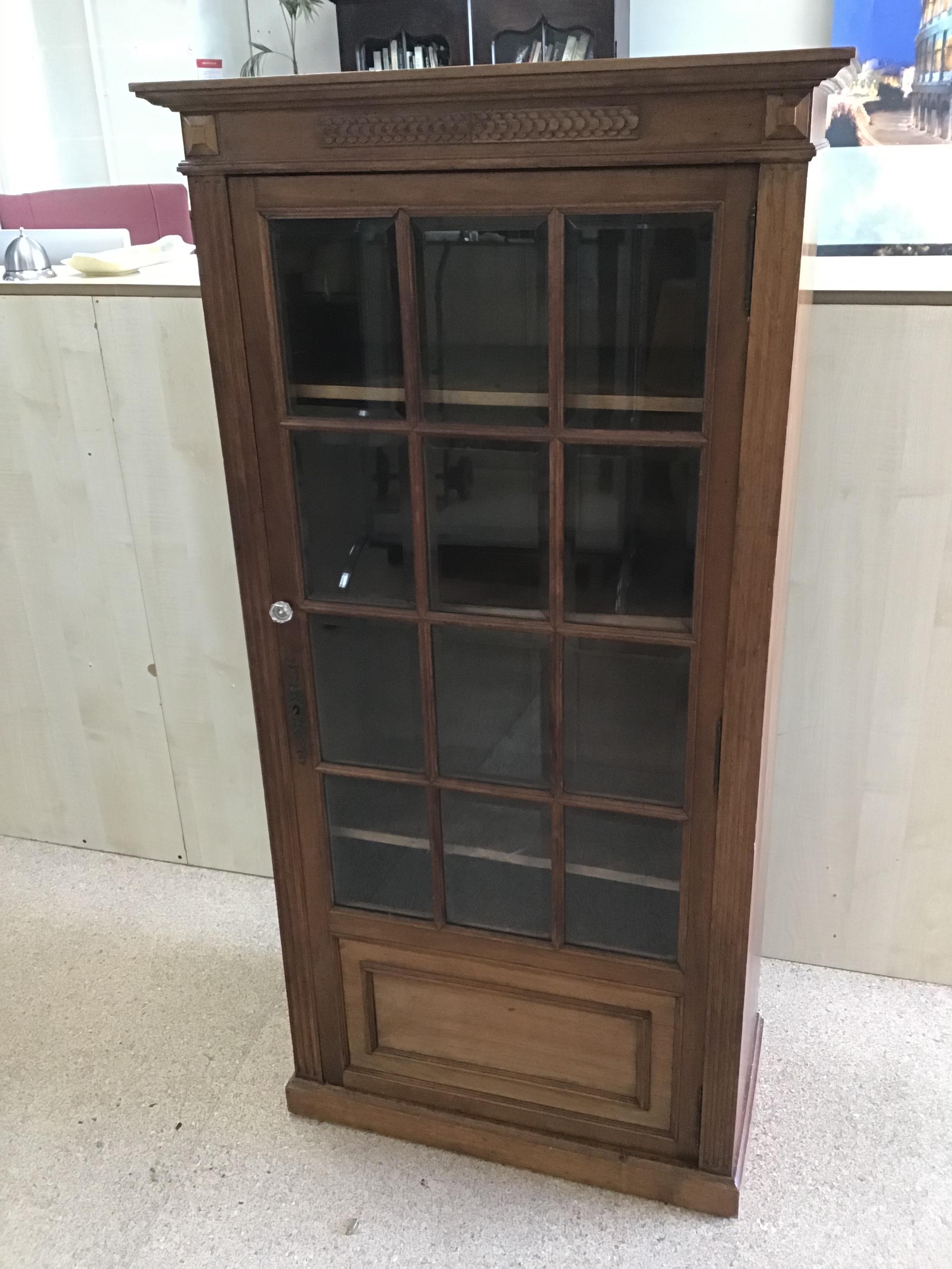 AN EDWARDIAN DISPLAY CABINET WITH BEVELLED GLASS AND LOCKABLE KEY - Image 3 of 9