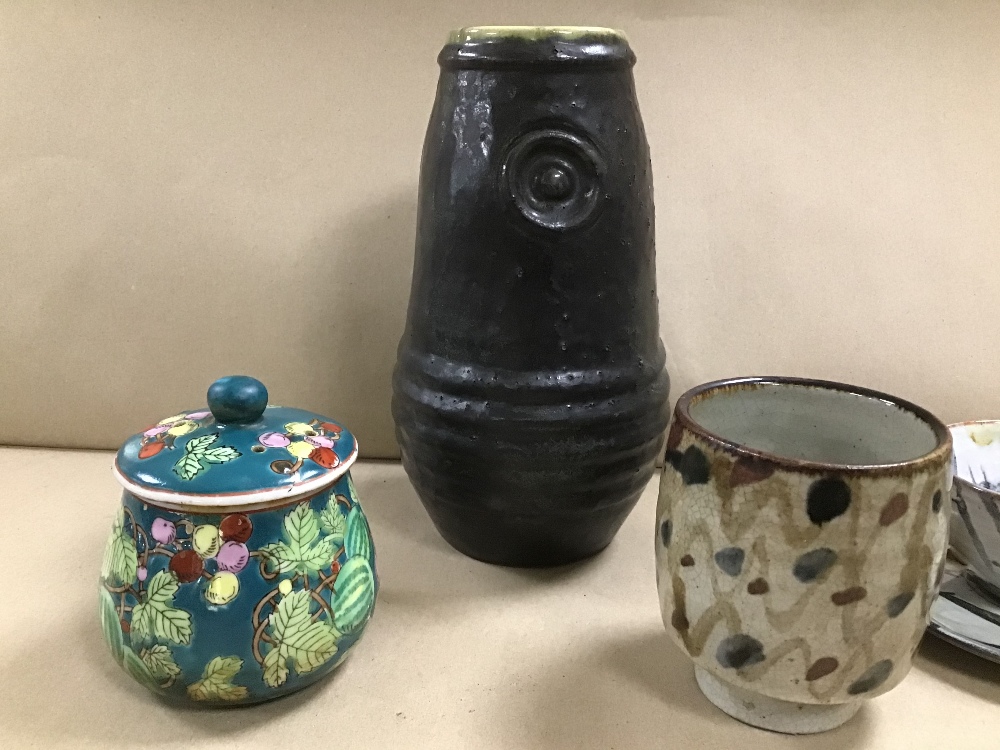 FIVE MIXED POTTERY ITEMS, INCLUDING TEA CUP AND SAUCER, VASE, LIDDED SUGAR POT ETC - Image 3 of 5