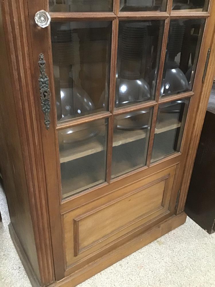 AN EDWARDIAN DISPLAY CABINET WITH BEVELLED GLASS AND LOCKABLE KEY - Image 8 of 9