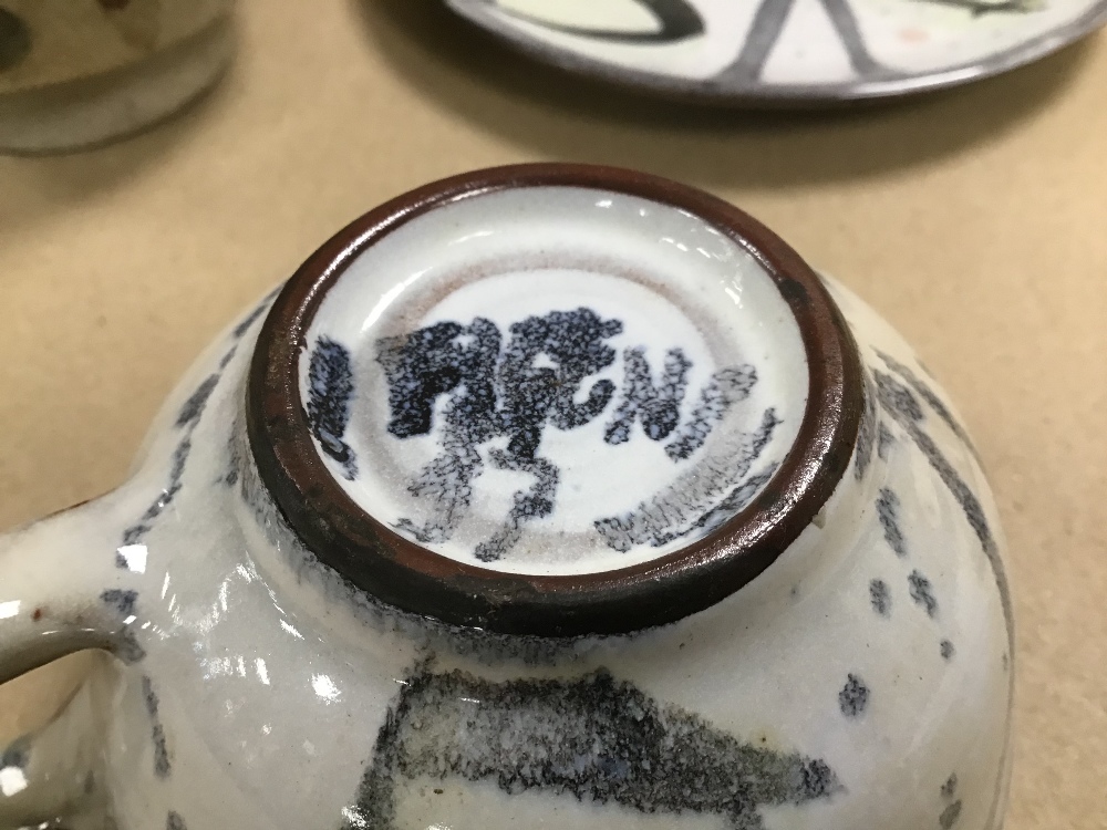 FIVE MIXED POTTERY ITEMS, INCLUDING TEA CUP AND SAUCER, VASE, LIDDED SUGAR POT ETC - Image 5 of 5