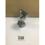 AN ART DECO CHROME CAR MASCOT/HOOD ORNAMENT IN THE FORM OF A PELICAN, 10CM HIGH