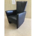 A MODERN BLACK LEATHERETTE RECLINING CHAIR