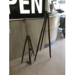 A REEVES AND SON VINTAGE WOODEN EASEL WITH DALER ROWNEY EASEL