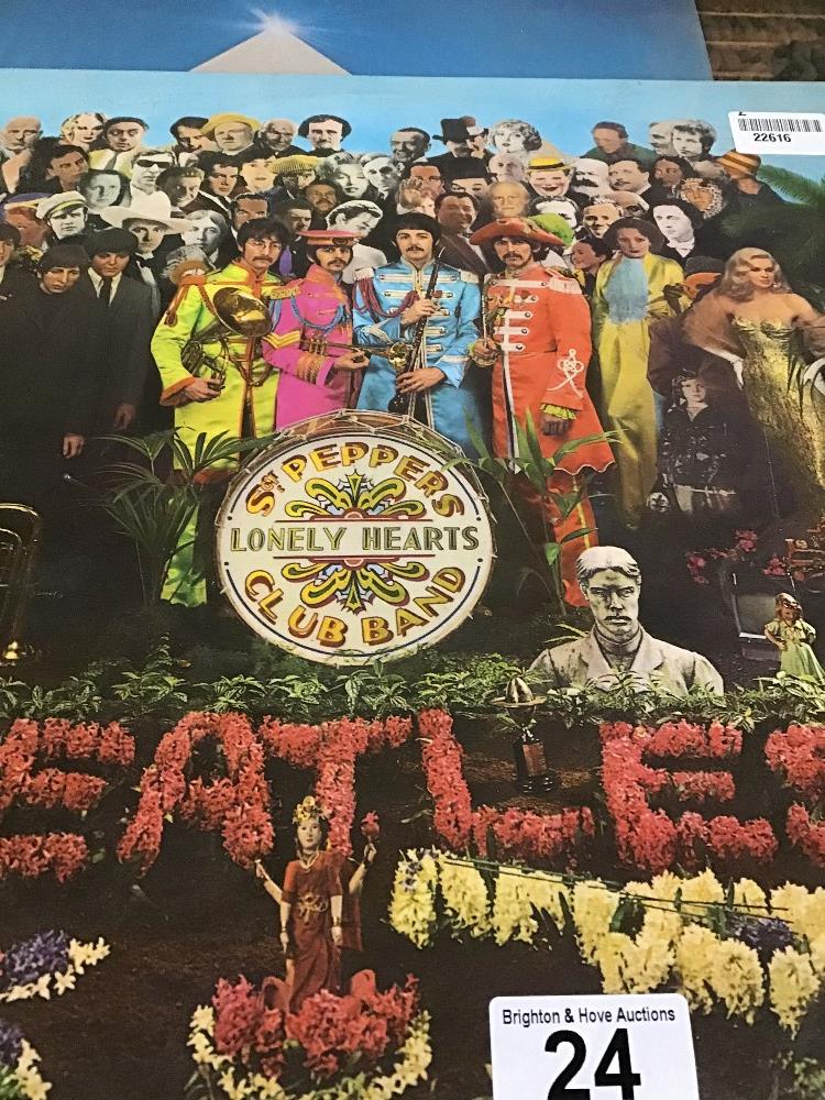 AN ASSORTMENT OF VINYL ALBUMS AND SINGLES, INCLUDING THE BEATLES SGT PEPPERS - Image 3 of 8