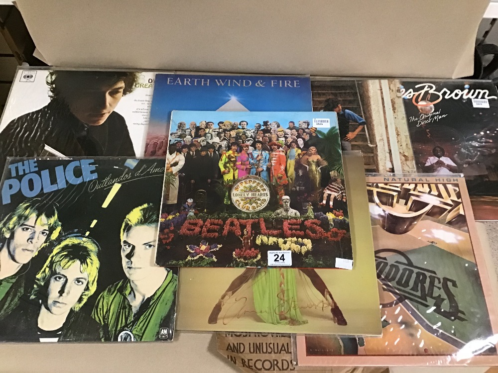 AN ASSORTMENT OF VINYL ALBUMS AND SINGLES, INCLUDING THE BEATLES SGT PEPPERS