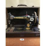 AN EARLY 20TH CENTURY SINGER SEWING MACHINE IN A FAUX CROCODILE SKIN BOX, Y213187