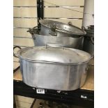 A QUANTITY OF VINTAGE ALUMINUM METAL COOKING POT AND PANS, SOME WITH LIDS
