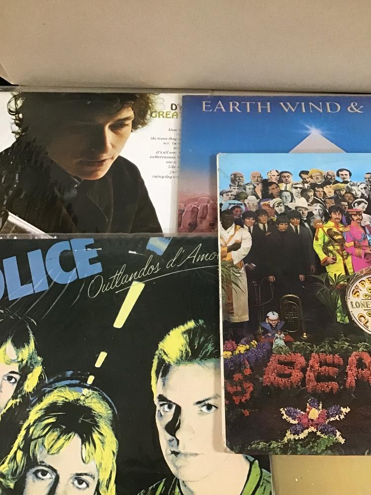 AN ASSORTMENT OF VINYL ALBUMS AND SINGLES, INCLUDING THE BEATLES SGT PEPPERS - Image 5 of 8