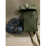 A WWII ERA MILITARY GAS MASK IN ORIGINAL FABRIC CARRY CASE. MARKED LIGHT 11 G&S PR.559