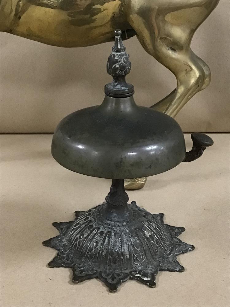 AN ORNATE VICTORIAN BRASS DESK BELL, 15CM HIGH, TOGETHER WITH A LARGE BRASS FIGURE OF A HORSE - Image 3 of 4