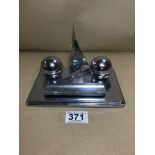 AN ART DECO CHROME DESK SET COMPRISING TWO INKWELL'S AND PEN REST, 18.5CM WIDE