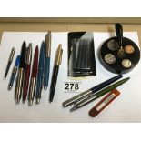 A MIXED LOT OF PENS, INCLUDING PARKER FOUNTAIN PEN, PAPER MATE BALLPOINT AND MORE, ALSO INCLUDING AN