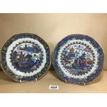 A PAIR OF 18TH/19TH CENTURY CHINESE FAMILLE ROSE PLATES DECORATED LANDSCAPES, 23CM DIAMETER (ONE