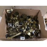 A COLLECTION OF ASSORTED BRASS WARE, INCLUDING GOBLETS, EWER, HORSE BRASSES, WALL MOUNTING BRASS