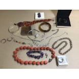 AN ASSORTMENT OF COSTUME JEWELLERY, INCLUDING SILVER LINKS OF LONDON HANDBAG SHAPED CHARM, YELLOW