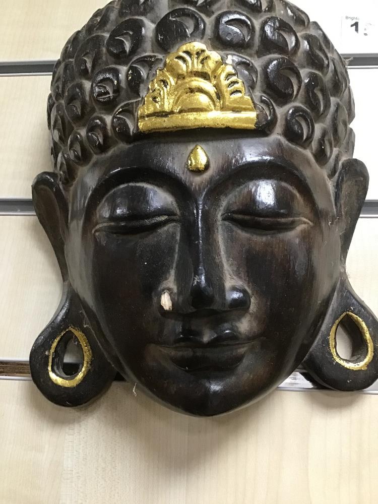 A CARVED WOODEN WALL PLAQUE DEPICTING BUDDHA, DECORATED WITH GILT DETAILING - Image 2 of 3