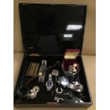 A LAQUERED WOODEN JEWELLERY BOX CONTAINING A MIX OF COSTUME JEWELLERY AND WATCHES, INCLUDING A